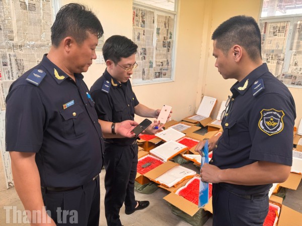 Hải quan phát hiện lô hàng hơn 20 tấn có chứa nhiều vũ khí quân dụng